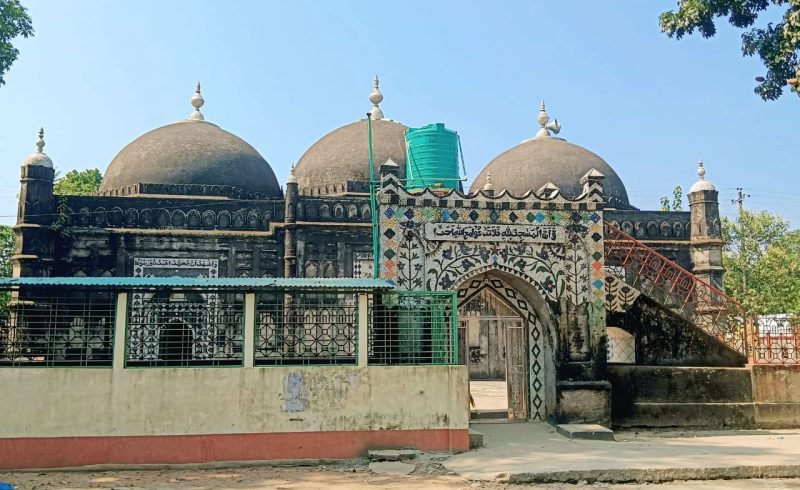 রহস্যে ঘেরা ৪২৫ বছরের পুরনো মসজিদ